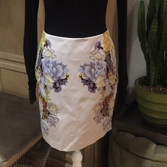 H&M Dresses & Skirts - H&M 8 Floral Contour Pencil Skirt Gold Zip EUC